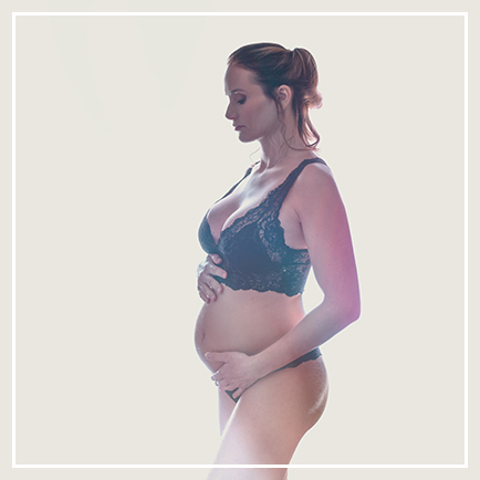 Immagine artistica di una donna incinta con il pancione realizzata in studio da Ferruccio Munzittu