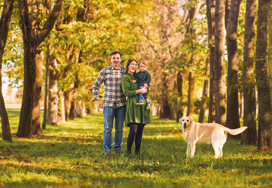 foto di famiglia con il loro cane, scattata in un bosco da Ferruccio Munzittu