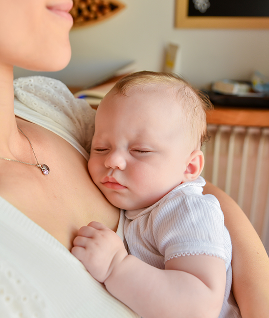 Una bambina che dorme in braccio alla mamma. Foto in studio di Ferruccio Munzittu