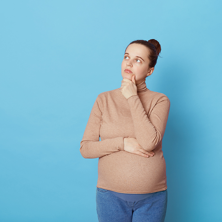 Immagine di una donna incinta con tanti pensieri e domande