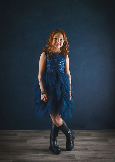 foto in studio di Ferruccio Munzittu che ritrae una bambina con i capelli rossi e vestito blu