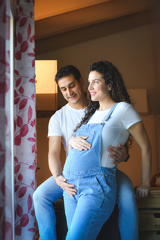 Foto di donna incinta davanti alla finestra con il futuro papà, foto scattata da Ferruccio Munzittu