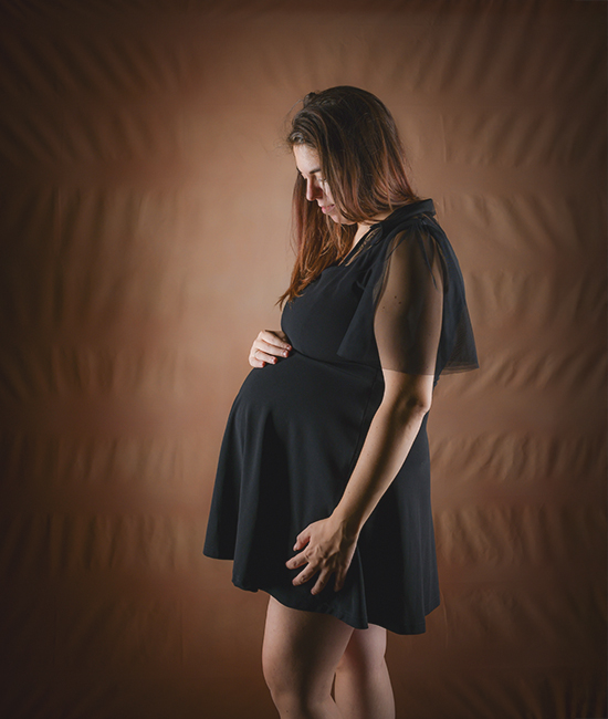 Foto artistica di donna incinta con il pancione, ripresa di profilo, scattata in studio da Ferruccio Munzittu