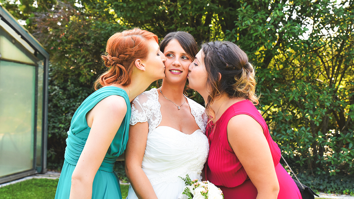 Immagine della sposina e delle amiche, foto di Ferruccio Munzittu