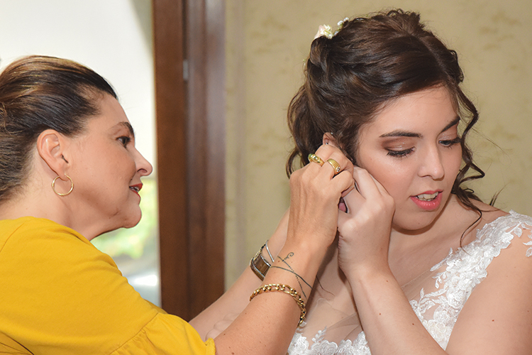 Immagine della mamma che aiuta la futura sposa, foto di Ferruccio Munzittu