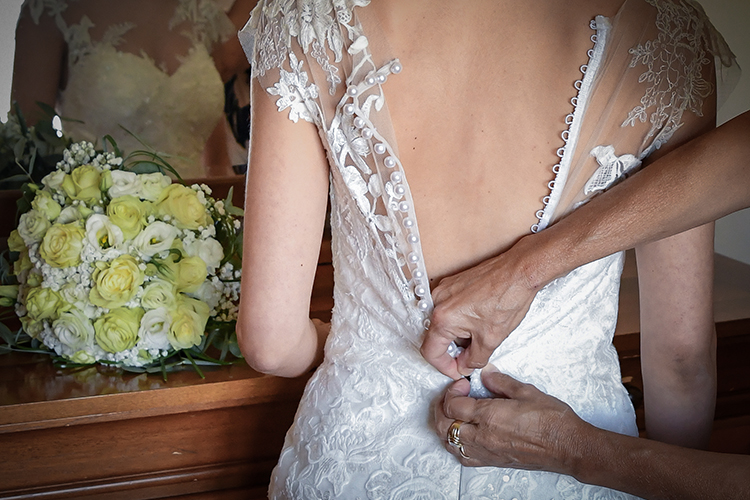 Particolare del vestito della sposa con i bottoni dietro, foto di Ferruccio Munzittu