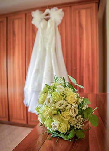 Bouquet con abito della sposa appeso, foto scattata da Ferruccio Munzittu