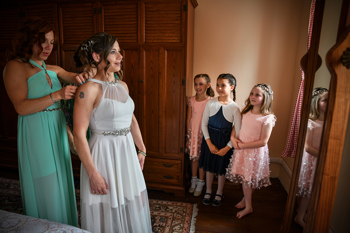 Tre bambine che ammirano la sposa, foto di Ferruccio Munzittu