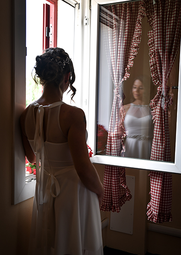 foto di una sposa riflessa nel vetro della finestra, foto scatatta da Ferruccio Munzittu