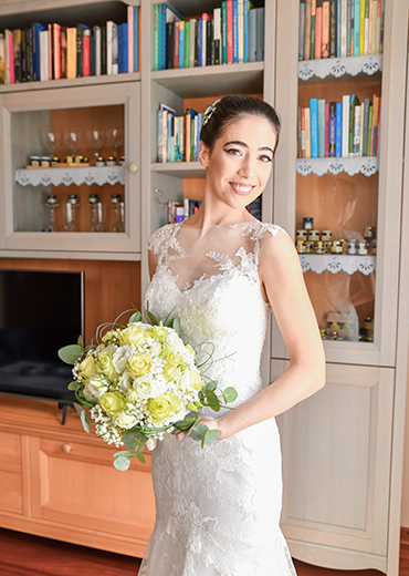 foto in posa di un'elegantissima sposa, foto di Ferruccio Munzittu