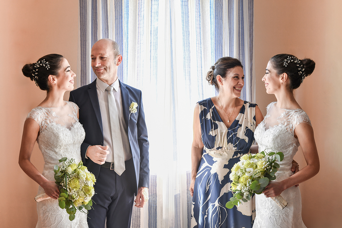 Immagine della futura sposa con i suoi genitori, foto di Ferruccio Munzittu