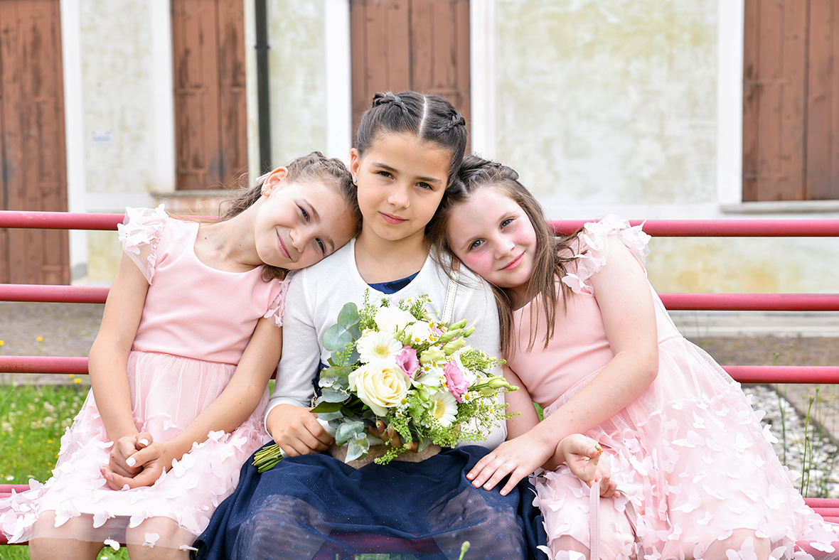 tre bambine con un bouquet, foto di Ferruccio Munzittu