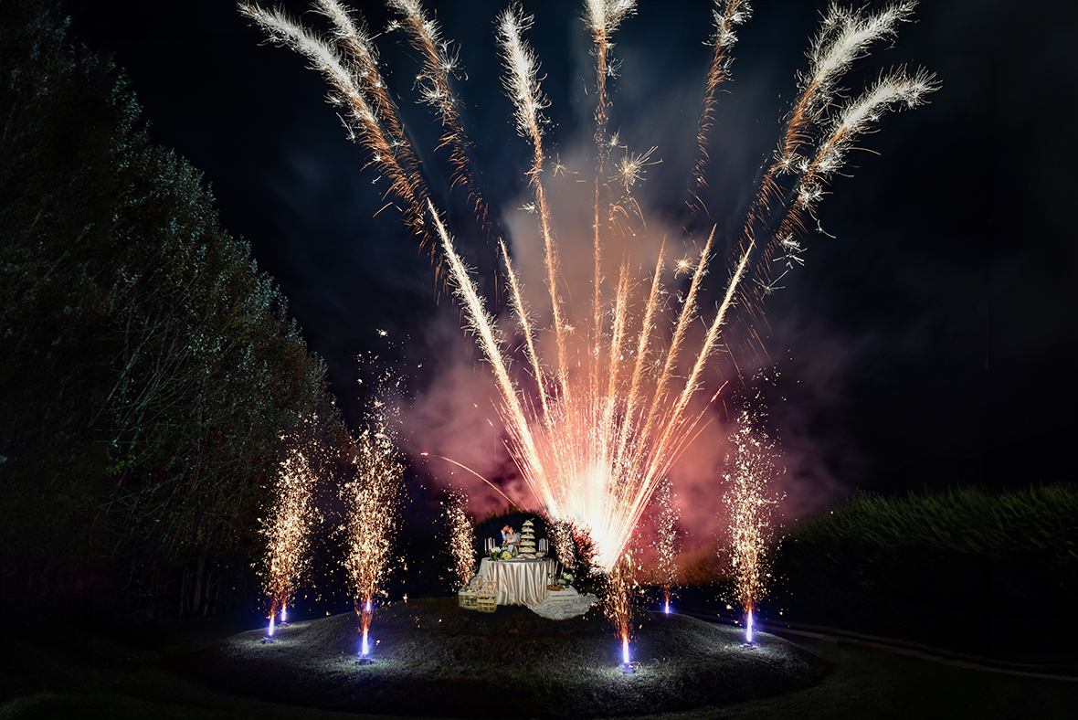 Immagine dei due novelli in mezzo ai fuochi d'artificio, foto di Ferruccio Munzittu